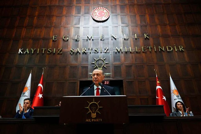 Ein Mann auf Abwegen: Prsident Recep ...einer Rede vor dem Parlament in Ankara  | Foto: ADEM ALTAN (AFP)