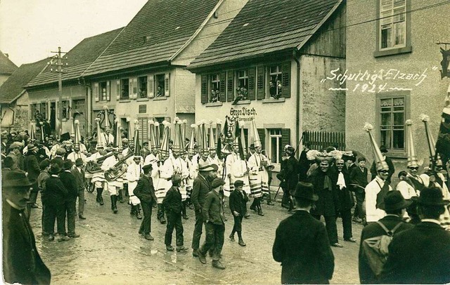 Schuttigumzug mit Narrenkapelle im Grndungsjahr 1924 der Narrenzunft  Elzach.  | Foto: Archiv Dirk Wlfle