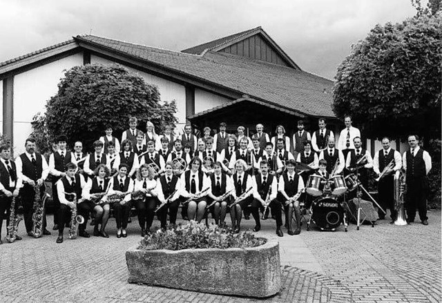 Das Hauptorchester im Jahr 1994 mit Dirigent Thomas Ritter (ganz rechts)  | Foto: Verein