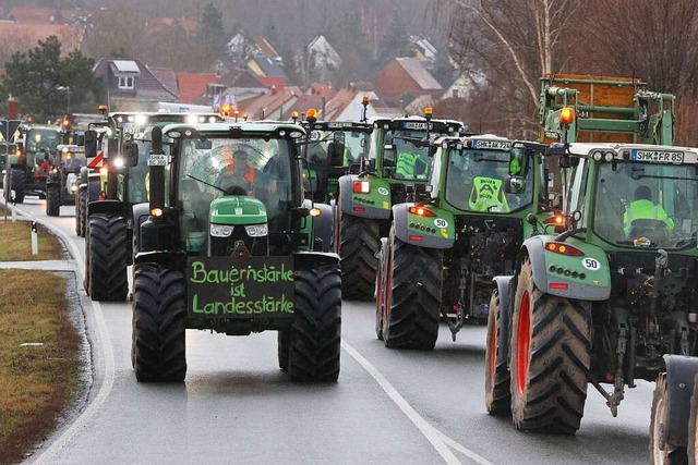 Bauern protestieren in Thringen gegen die Agrarpolitik der Bundesregierung.  | Foto: Bodo Schackow (dpa)