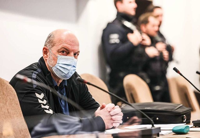 Thomas Drach sitzt im Gerichtssaal auf der Anklagebank.  | Foto: Oliver Berg (dpa)