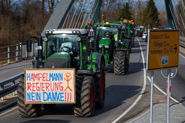 Zahlreiche Traktoren fahren am 4. Janu...gen die Sparplne der Bundesregierung.  | Foto: Stefan Puchner (dpa)