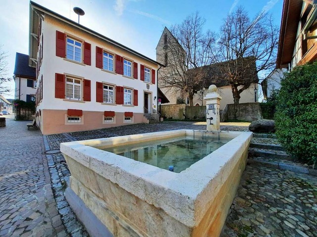 tlingens Mittelpunkt: Dorfbrunnen, Rathaus und St. Gallus-Kirche  | Foto: Hannes Lauber