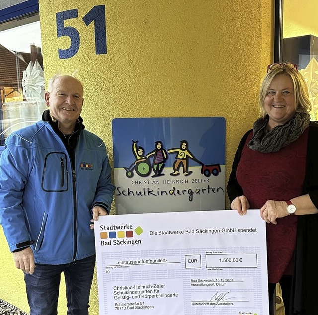 Harry Runge von den Stadtwerken bergibt Heike Asal den Spendenscheck.  | Foto: Stadtwerke