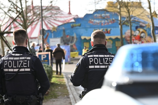 Polizisten beobachten am Donnerstagnachmittag den Eingang zum Weihnachtszirkus.  | Foto: Jonas Gnther