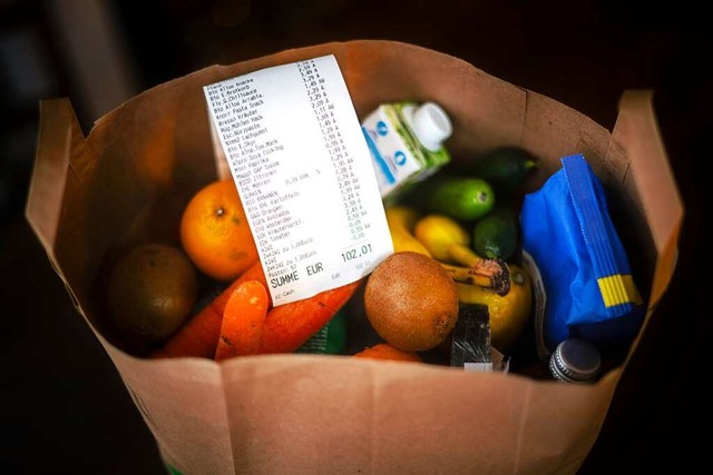 Zeitweise stark gestiegene Preise habe...raucherinnen und Verbraucher belastet.  | Foto: Sina Schuldt (dpa)