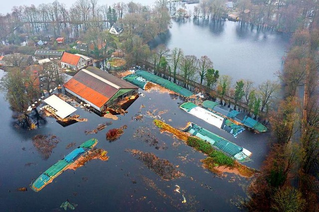 Ein Bauernhof im Bremer Stadtteil Timmersloh steht unter Wasser.  | Foto: Sina Schuldt (dpa)