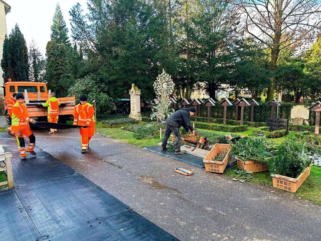 Mitarbeiter der Technischen Betriebe u...uble auf dem  Waldbachfriedhof  vor.   | Foto: Helmut Seller