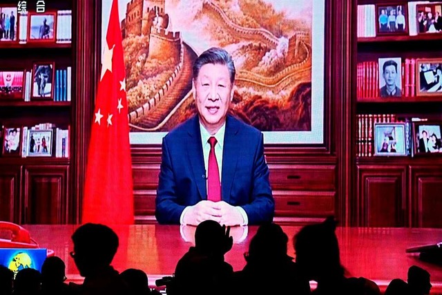 Der chinesische Prsident Xi Jinping b...e aus dem holzvertfelten Bcherzimmer  | Foto: PEDRO PARDO (AFP)