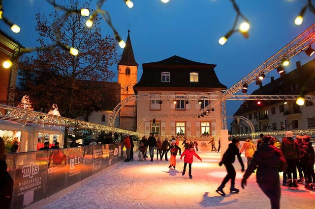 Die Mllheimer  Eisbahn auf dem Markgrfler Platz war unterm Strich gut besucht.  | Foto: Volker Mnch