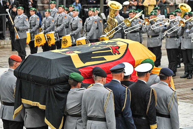 Auch er erhielt ein Groes Militrisch... fr militrische Trauerfeiern regeln.  | Foto: Boris Roessler (dpa)