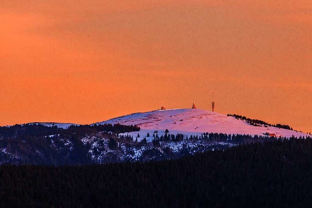 Der Feldberggipfel im Abendlicht. Unte...des Schwarzwaldes ziemlich schneefrei.  | Foto: Philipp von Ditfurth (dpa)