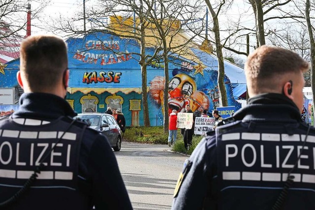 Polizisten beobachten den Eingang des Lrracher Weihnachtszirkus&#8217;  | Foto: Jonas Gnther
