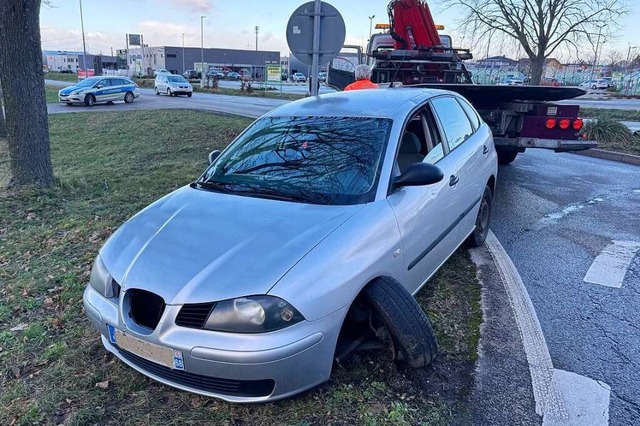 Ein verwaistes Auto stand seit Heiliga...venkreisel. Nun wurde es abgeschleppt.  | Foto: Stadt Mllheim