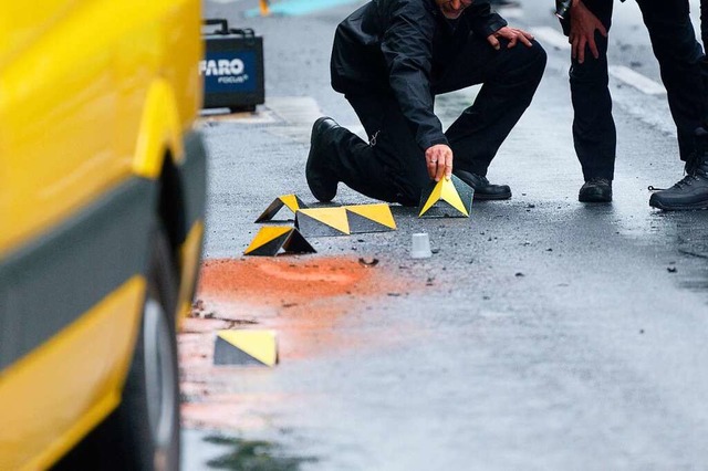 Von den Autos der Tter fehlt jede Spur. Die Polizei sucht Zeugen (Symbolbild).  | Foto: Henning Kaiser (dpa)