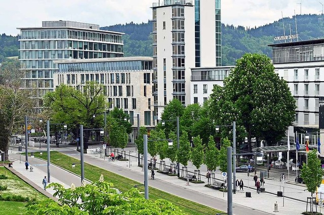 Am Rotteckring in der Freiburger Innen... und Turm am Predigertor im Mai 2023).  | Foto: Thomas Kunz