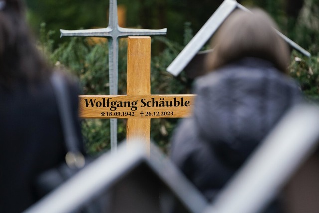 Auf dem Waldbachfriedhof in Offenburg ... Wolfgang Schubles letzte Ruhesttte.  | Foto: Uwe Anspach (dpa)