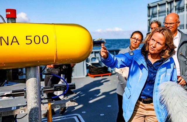 Bundesumweltministerin Steffi Lemke in... von Munitionsaltlasten in der Ostsee.  | Foto: Axel Heimken (dpa)