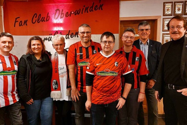 Aktueller Vorstand mit Gsten (von lin...C-Freiburg-Prsident Eberhard Fugmann.  | Foto: SC Freiburg Fanclub Oberwinden
