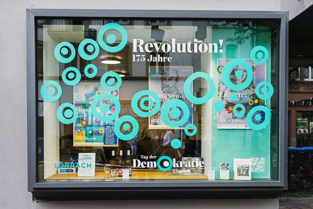 Schaufenster der Touristinformation L...ekoration zum Tag der Demokratie 2023.  | Foto: Stadt Lrrach (Lucia Hofmaier