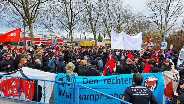 Die Demonstrierenden blockieren die Zufahrt zur Theodor-Kaufmann-Strae 27.   | Foto: Karl-Stephan Kovacs