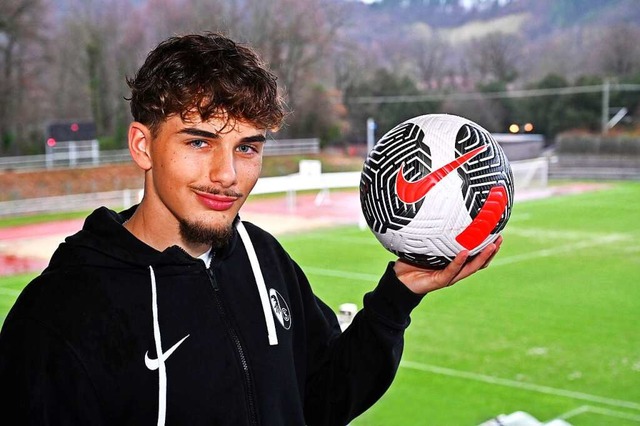 Luca Marino (18) ist Nachwuchsspieler bei der Freiburger Fuballschule.  | Foto: Thomas Kunz