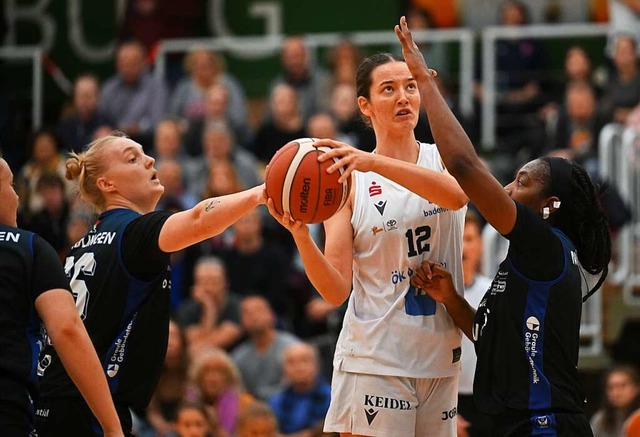 Annika Soltau (mit Ball) &#8211; hier ...euerte 26 Punkte zum 93:66-Erfolg bei.  | Foto: Achim Keller