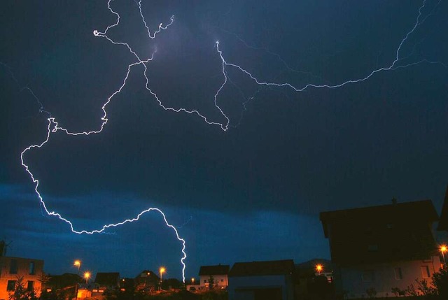 Bei Wyhl schlgt der Blitz ein.  | Foto: Rainer Pastari (privat)
