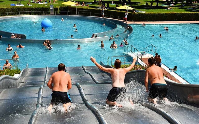 &#8222;Im Schwimmbad sind soziale Unte...20;, sagt Martin Holz von der Caritas.  | Foto: Barbara Ruda