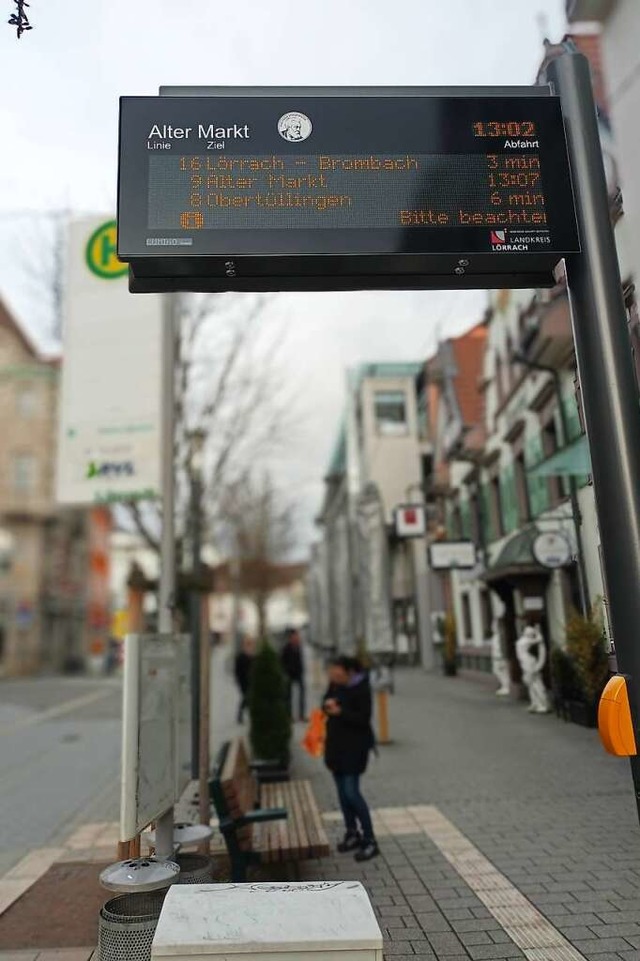 Die digitale Fahrgastinformation am Alten Markt in Lrrach luft nun auch.  | Foto: Peter Gerigk