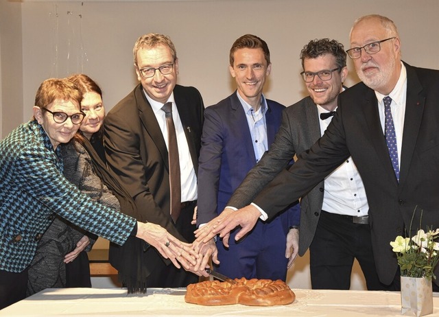 Eine Brezel zum Start in das neue Jahr gab es bei der katholischen Kirche.  | Foto: Andrea Steinhart