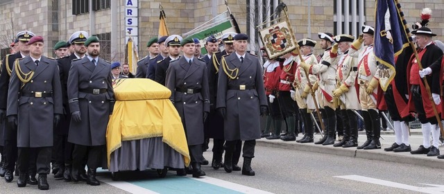 &#8222;Groes Militrisches Ehrengelei...brcke: Abschied von Wolfgang Schuble  | Foto: Hubert Rderer