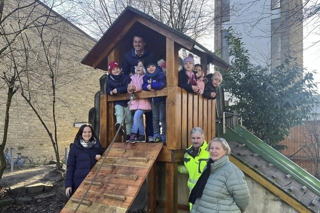 Neuer Spielturm fr den katholischen Kindergarten