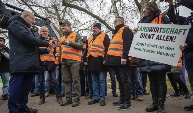 Protest an Dreiknig: FDP-Landeschef Michael Theurer und Bauern  | Foto: Christoph Schmidt (dpa)