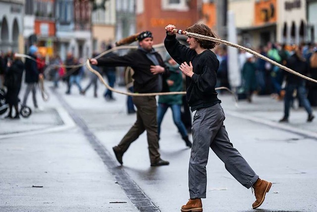 Das knallt: Narren beim sogenannten Einschnellen mit Peitschen in berlingen.  | Foto: Silas Stein (dpa)