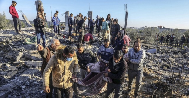 Nach einem israelischen Angriff in Raf...lstinenser den Leichnam eines Opfers.  | Foto: Abed Rahim Khatib (dpa)