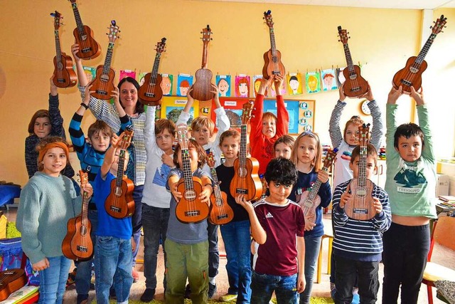 Musikunterricht der anderen Art: An de...en die Kinder, die Ukulele zu spielen.  | Foto: Gabriele Hennicke