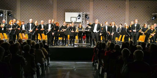 Das 60-kpfige sinfonische Freiburger ...erten Laien-Musikerinnen und Musikern.  | Foto: Gabriele Hennicke