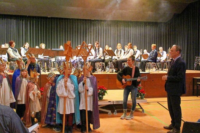 Die Sternsinger beim Neujahrsempfang d...t Brgermeister Daniel Kietz (rechts).  | Foto: Ruth Seitz