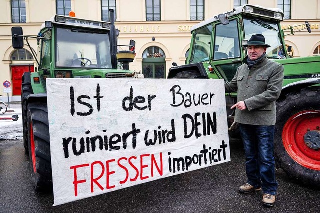 Viele Bauern frchten um ihre berufliche Existenz.  | Foto: Lennart Preiss (dpa)
