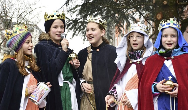 Sternsinger der katholischen Pfarrei S...tius singen auf dem Alten Marktplatz.   | Foto: Barbara Ruda