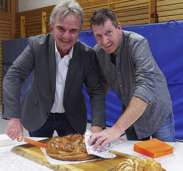 Christoph Schrder und Stefan Hofmann ...ehmann gebackenen Neujahrsbrezeln an.   | Foto: Herbert Frey