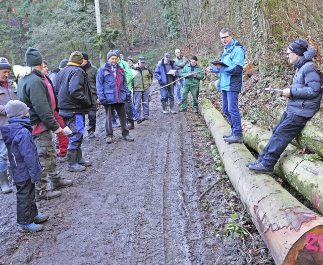 Eichstettens Brgermeister Michael Bru...ter Martin Ehrler versteigerten Holz.   | Foto: Horst David