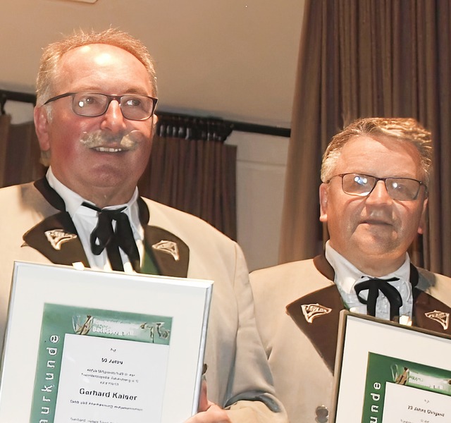 Gerhard Kaiser (links) und Gerhard Beh...en fr 50 und 25 Jahre  ausgezeichnet.  | Foto: Karin Stckl-Steinebrunner