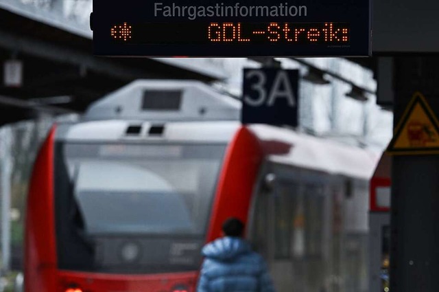 Beim bisher letzten GDL-Streik Anfang Dezember fielen vier von fnf Zgen aus.  | Foto: Arne Dedert (dpa)