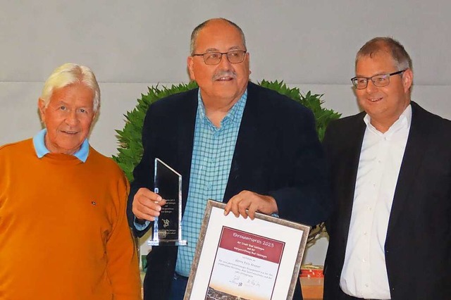 Felix Kromer (Mitte) hat den Ehrenamts...nks) und Brgermeister Alexander Guhl.  | Foto: Gerd Leutenecker
