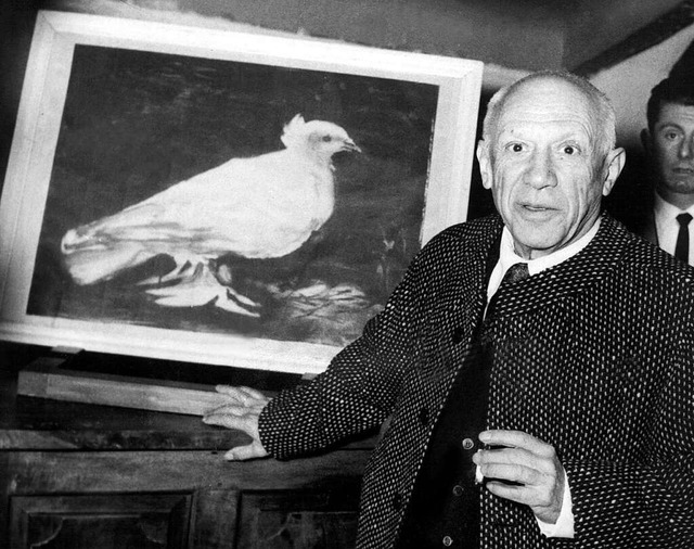 Pablo Picasso neben seinem Bild der Fr... im Grimaldi-Museum von Antibes (1957)  | Foto: DB UPI