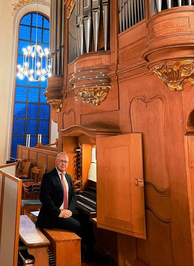 Tilo Strau an der Orgel, die 1974 in ... Bartholomus zum ersten Male erklang   | Foto: Bertold Obergfll