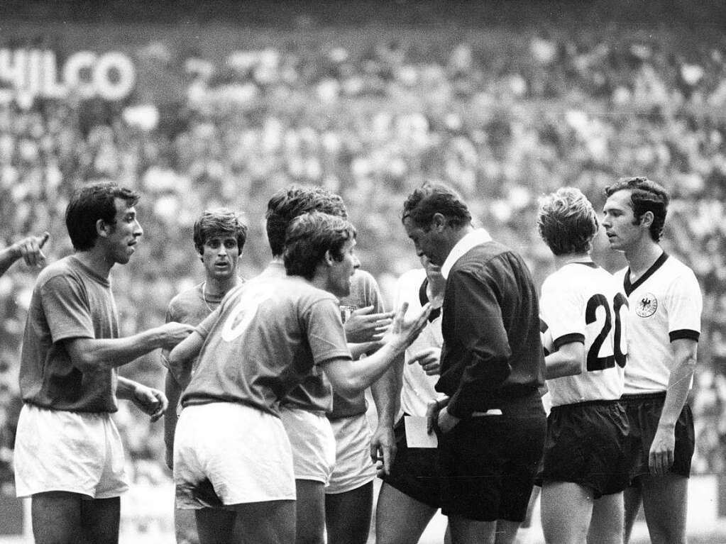 Aufregung unter deutschen und italienischen Spielern und heftiger Wortwechsel mit dem mexikanischen Schiedsrichter Arturo Maldonado Yamasaki (3.v.r.). Rechts Franz Beckenbauer. Das Spiel wurde zu einem der grten WM-"Krimis" aller Zeiten.