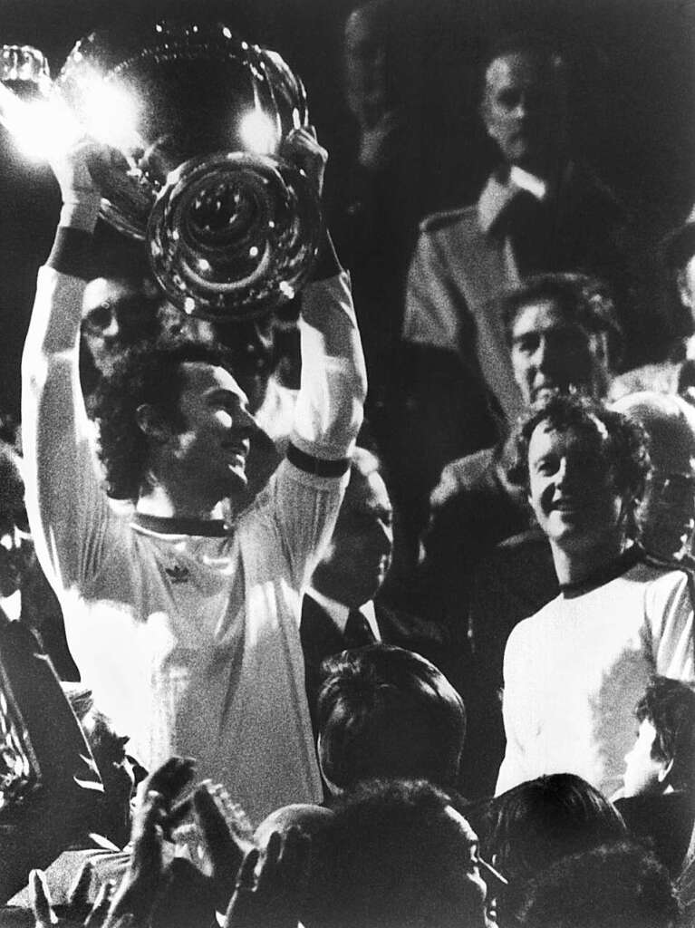 Beckenbauer hat auf fuballerischer Ebene alles gewonnen, was es zu gewinnen gibt, auch den Europa-Pokal der Landesmeister (Vorlufer der Champions League). Der FC Bayern Mnchen erkmpfte im Mai 1976 in Glasgow durch einen 1:0-Sieg im Endspiel ber den franzsischen Klub AS St. Etienne die begehrte Trophe zum dritten Mal in Folge.